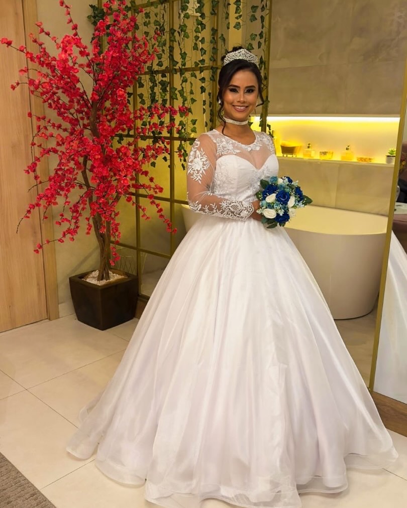 Vestido de noiva com renda e buquê